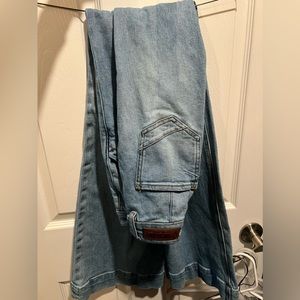 Super cute! Never worn! Lots of stretch!